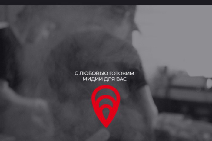 Екатеринбуржцы массово отравились в известном ресторане Роспотребнадзор нашел нарушения в ресторане «Мидийное место», посетители которого пожаловались на отравления после съеденных устриц. Специалисты установили, что в «Мидийном месте» не соблюдали требования к технологическому процессу и покупали продукты без необходимых документов. Своей главной ошибкой руководители заведения назвали неправильный выбор поставщика морепродуктов. — Лабораторные исследования показали, что устрицы в одной из партий были ненадлежащего качества, — сообщили в ресторане. Передает портал 66.RU. Сегодня в Екатеринбурге пройдет суд, на котором станет известно, закроют ли заведение из-за выявленных нарушений. К слову, ресторан проработал в Екатеринбурге буквально пару недель. Он ранее открылся в «Гринвиче». После отравления посетителей администрация заведения заявила, что люди сами виноваты, что запивали изысканные устрицы «молочкой» коктейлем или капучино . Якобы эти продукты не совместимы.