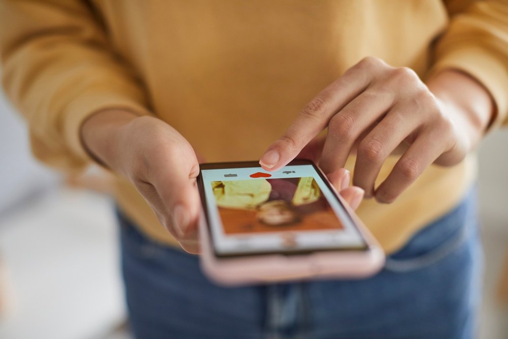 Сервис онлайн знакомств Twinby планирует запрашивать данные у МВД Это нужно чтобы пользователи могли проверить нет ли у потенциального партнера неснятых судимостей Об этом заявила соосновательница сервиса Вероника Яковлева Фото Studio Romantic Shutterstock