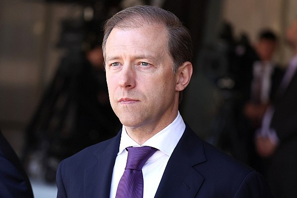 Денис Мантуров тяга создаваемого в России тяжелого авиадвигателя составит 26 тонн Создаваемый в России тяжелый авиадвигатель будет иметь тягу 26 тонн Агрегат может быть использован как для военных транспортных самолетов так и для перспективного пассажирского широкофюзеляжного лайнера заявил первый вице премьер РФ Денис Мантуров в преддверии Восточного экономического форума ВЭФ Об этом сообщает ТАСС Мантуров отметил что при принятии решения о запуске проекта за основу была взята тяга газогенератора в 35 тонн для разработки необходимых технологий Двигатель успешно прошел испытания на стенде и многократно выходил на взлетный режим достигая тягу 35 тонн aviaru net n287033