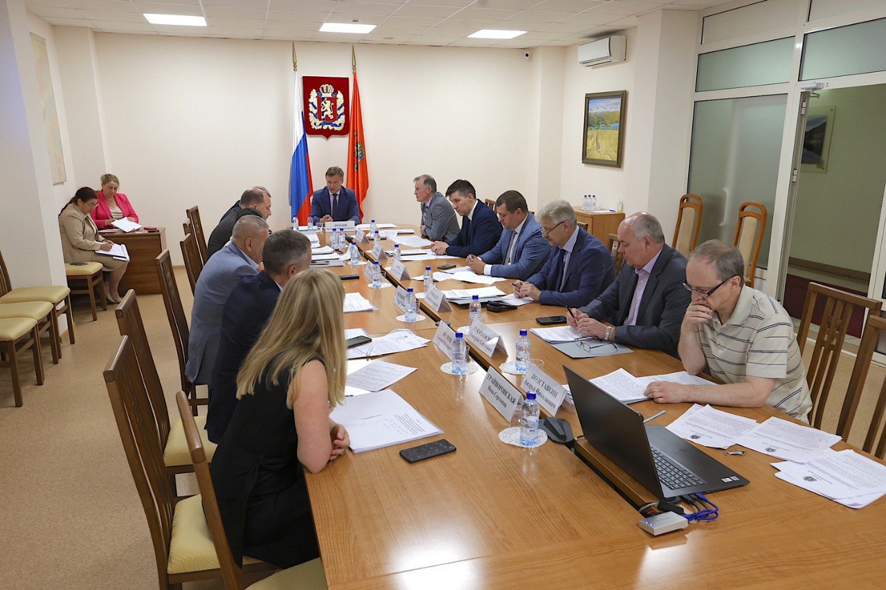 Депутаты краевого парламента на заседании комитета по природным ресурсам и экологии обсудили изменения в региональной госпрограмме «Охрана окружающей среды» на 2025 -2027 годы. Предметно обсудили перераспределение 150 млн. рублей, которые были запланированы на проектирование «Красноярского экотехнопарка». Поскольку проекта не будет, средства направят на другие цели: 60 млн. – на мусоросортировочный комплекс при полигоне «Автоспецбазы» и 90 млн. – на расчет новых нормативов накопления ТКО в 14 технологических зонах. Председатель комитета Виталий Дроздов отметил: - Старым нормативам пять лет, они признаны судом недействительными и отменены. Сейчас в крае пользуются так называемым расчетным методом, который далек от действительности. Накопления идут по-разному, нужно провести замеры в течение всех сезонов года. На это и закладываются средства. По мнению депутата Алексея Кулеша, надо создавать легальные площадки недалеко от жилого сектора, куда люди могли бы вывозить строительные и другие отходы. Это отменит стихийные незаконные свалки. Депутаты и представители Счетной палаты края в целом усомнились в целесообразности отмены проектирования экотехнопарка под Красноярском. Есть риск, что и новый технопарк не построят, и старый полигон исчерпает свои возможности. К. Корнеев
