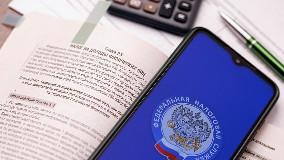 Сальдо в 2025 году налоговые поступления в области превысят результат прошлого года Экономика Херсонской области испытывает давление военного времени однако несмотря на это собираемость налогов в 2025 году ожидается выше чем в прошлом что говорит о правильности экономического курса Об этом Херсонскому агентству новостей сообщил губернатор региона Владимир Сальдо Окончательная сводка за 11 месяцев еще формируется но предварительная динамика позитивная Рост обеспечивают запущенные предприятия развитие малого бизнеса проекты в особых экономических условиях увеличение оборота торговли и сельского хозяйства По итогам 2025 года ожидаем превышение сборов по сравнению с 2024 годом сказал он Полный текст интервью читайте на ресурсах ХАН в четверг в 10 00