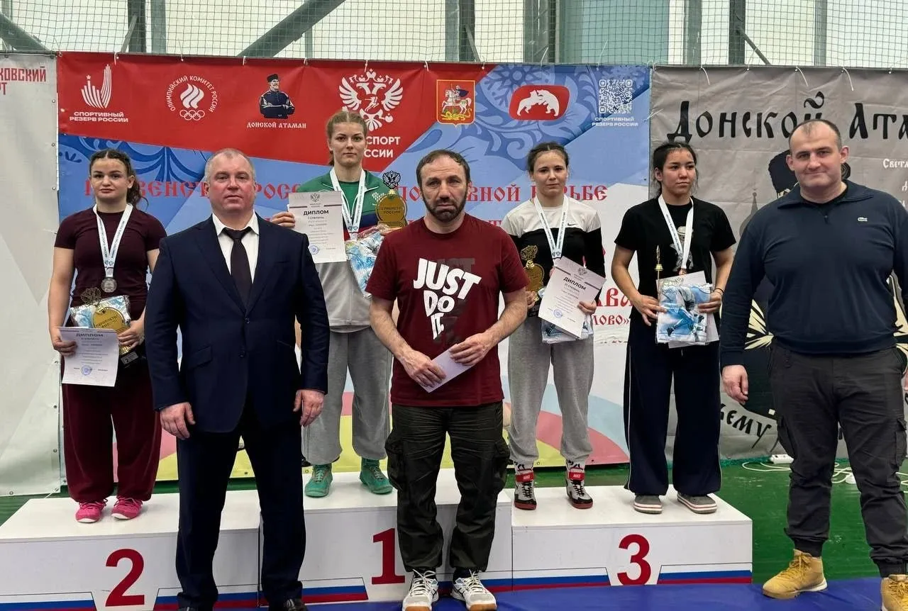 Дагестанская спортсменка Кира Солобчук поднялась на верхнюю ступень пьедестала почета Первенства России по женской борьбе которое проходило в Москве Представительница Дагестана выиграла соревнования среди юниорок до 23 лет выступая в весовой категории до 55 кг Кроме нее еще одна дагестанская участница Екатерина Чиканова 53 кг стала обладательницей серебряной награды Бронзовая медаль досталась Диане Гаджиевой 53 кг РИА Дагестан в МАХ