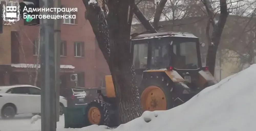 Дорожные службы Благовещенска перешли на усиленный режим работы из за снегопада Очистка дорог проводится в первую очередь по заранее утвержденным маршрутам С 19 декабря в Благовещенске действует режим повышенной готовности В связи с этим ГСТК работает в усиленном режиме сообщает администрация города Александр Конюхов руководитель подразделения ГСТК отвечающего за ремонт и содержание дорог сообщил что во время снегопада работы ведутся в усиленном режиме Сотрудники трудятся в две смены дневную и ночную по 11 часов каждая В первую очередь внимание уделяется очистке улично дорожной сети по заранее утвержденным маршрутам а также обработке особо опасных участков таких как кольцевые развязки виадуки спуски и подъемы Около тридцати дорожных рабочих занимаются очисткой подходов к пешеходным переходам и автобусным остановкам Для уборки тротуаров используются мини тракторы оснащенные специальными щетками Днем на борьбу со снегопадом вышли 25 единиц техники включая подметально уборочные машины тракторы и грейдеры Скриншот и видео администрации Благовещенска ТЕЛЕПОРТ РФ здесь все об Амурской области  Мы в МАХ  Написать нам