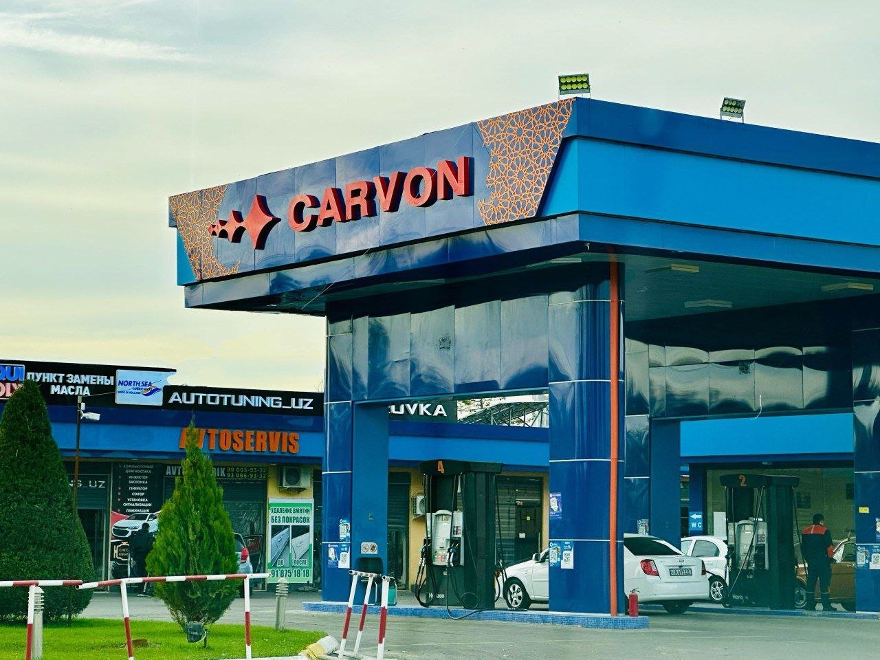 Carvon — новый бренд заправок UNG    Заправки Узбекнефтегаза спустя почти год после продажи меняют вывески - теперь крупнейшая сеть АЗС в Узбекистане будет работать под брендом Carvon.   В марте 2024 года стало известно, что 78 АЗС UNG Petro были проданы компании Petroleum Technology Group.  Около _ АЗС   Подписаться