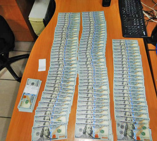 Пёс по кличке Кодилак учуял 20 тысяч у пассажира в аэропорту Толмачёво деньги мужчина собирался вывезти в Ташкент 30 летний пассажир намеревался отправиться в столицу Узбекистана прошёл через зелёный коридор но попал в поле зрения служебной собаки таможенной службы Во время досмотра в сумке мужчины обнаружили 20 тысяч наличными Вывозить из России можно не более 10 тысяч о чём пассажир не знал Излишки валюты у сибиряка забрали на него также завели административное дело Везунчик