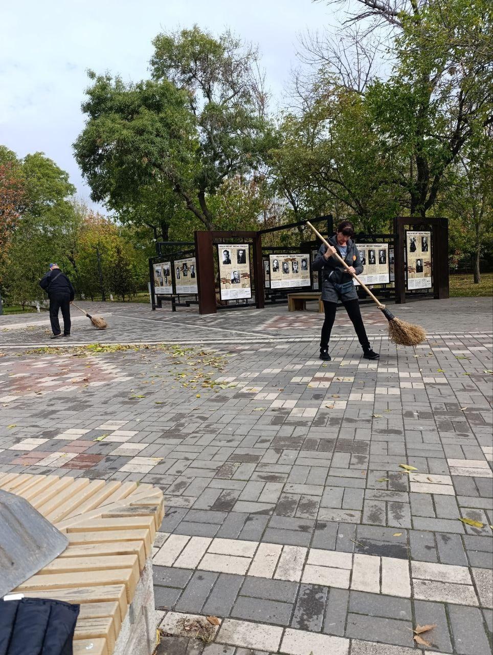 После праздника за работу коммунальные службы наводят порядок в округе После масштабных празднований Дня воссоединения Херсонской области с Россией в Геническом муниципальном округе приступили к работам по наведению чистоты В Геническе работники МКУ Азовкоммунсервис демонтировали временные ограждения установленные для праздничных мероприятий и привели в порядок городской парк культуры и отдыха и прилегающую территорию Параллельно работы велись и в селе Стрелковое где коммунальщики скосили траву и пропололи клумбы на Центральной улице провели санитарную чистку урн убрали опавшую листву на территории местного рынка Администрация Генического МО благодарит работников коммунальных учреждений за их труд в поддержании чистоты и порядка в округе