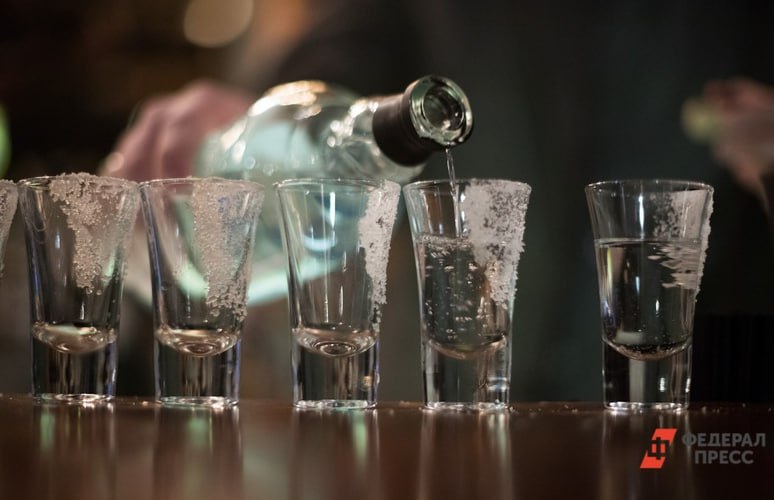 В Петербурге хотят ужесточить закон против рюмочных в жилых домах Некоторые из наливаек использовали лазейки маскируясь под бары и ночные клубы чтобы продолжить работу по ночам несмотря на новые правила Закон позволяет им работать до истечения лицензии если не поступают жалобы со стороны соседей или других органов что вызывает обеспокоенность у депутатов После обсуждения в Законодательном собрании Петербурга было предложено дать таким заведениям 90 дней на исправление ситуации что одобрено большинством депутатов Эти меры направлены на борьбу с нелегальной торговлей алкоголем в жилых домах и создание более безопасной городской среды Подпишись на СЗФОшную