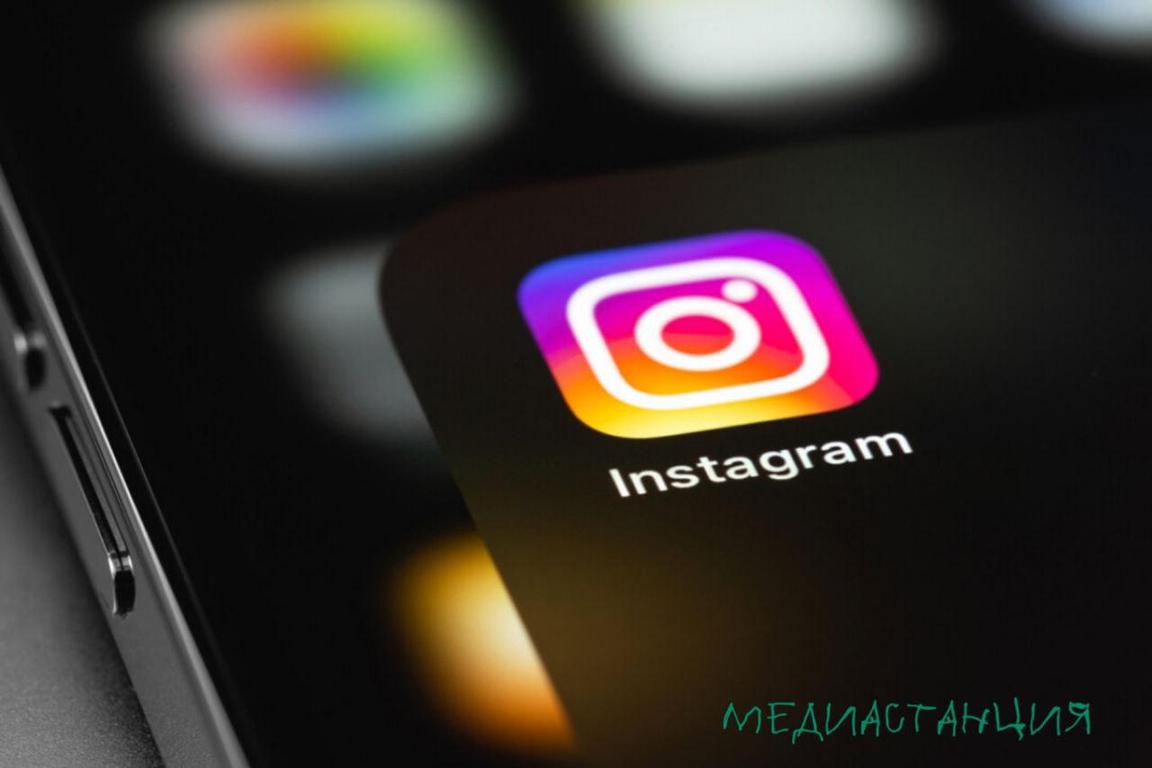 Обитатели Instagram массово переселяются в Telegram после вступившего в силу 1 сентября закона об ограничении рекламы свидетельствует коммуникационное агентство Social Stars Около 59 блогеров собрав чемоданы обосновались или укрепились в Telegram ради сохранения заработка и отсутствия штрафов Оно конечно понятно нужно как то сохранить хлеб с маслом Также практически половина из опрошенных собираются осваивать YouTube если ещё не имеют собственных каналов на платформе Те кто пока ещё остался в Instagram планируют в ближайшее время паковать вещи около 22 есть и скромное число истинных стоиков не собирающихся менять среду обитания 9 Оставшиеся 10 пока не решили куда им двигаться и двигаться ли вообще При этом переехавшие блогеры в общей массе своей не отказываются конечно от ведения страниц в Instagram просто будут делать это нерегулярно и без рекламных интеграций Вероятно когда бо́льшая часть аудитории последует за своими звёздами в Telegram активность потихоньку затухнет Meta и её продукты признаны экстремистскими на территории РФ mediastanciacom