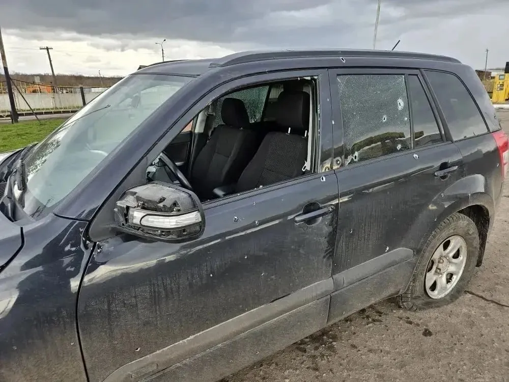 ВСУ ударили по заправке в Курской области во время пасхального перемирия пострадали трое среди них годовалый ребёнок У ребенка осколочное ранение головы у его мамы контузия Ещё один мужчина получил травму бедра Всех доставляют в Курскую областную больницу Губернатор области Александр Хинштейн назвал произошедшее очередной демонстрацией сути украинского режима Подлый удар произошёл после 16 часов во время объявленного перемирия Очередная демонстрация всей сути украинского режима заявил он Фото Telegram канал губернатора MAXимум новостей Крым 24 Радио Крым