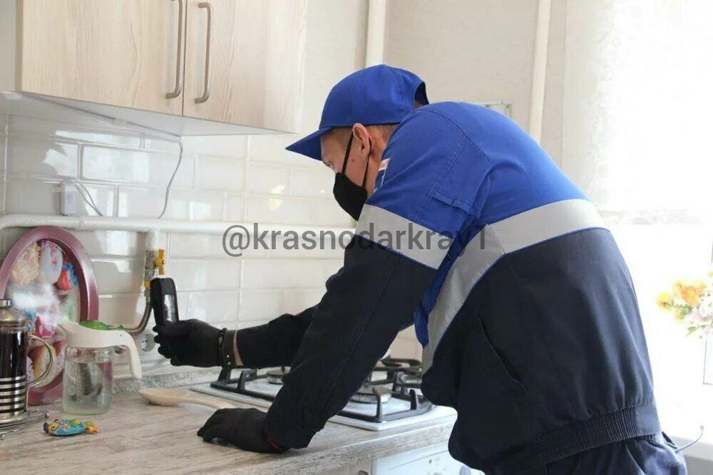 Газовщикам в России разрешат заходить в квартиры даже если собственник отказался их впускать В Госдуме сообщили что законопроект уже принят в первом чтении и дорабатывается В случае отказа газовые службы смогут обращаться в суд для получения права беспрепятственного доступа с полицией или приставами Перейти в наш канал МАХ Подпишись поделись krasnodarkray1 Прислать видео новость