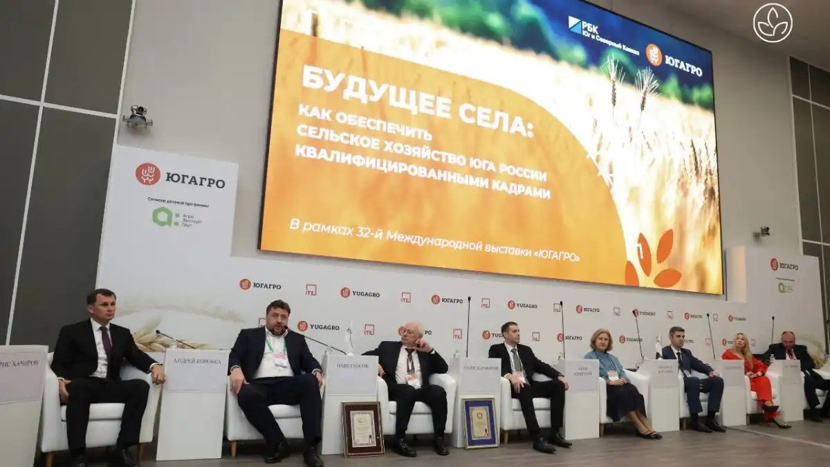 Росагролизинг и агровузы будут совместно создавать новые образовательные программы для АПК АО Росагролизинг продолжит разработку образовательных программ с аграрными вузами Об этом сообщил генеральный директор компании Павел Косов на заседании в рамках выставки ЮГАГРО 2025 Подробнее читайте