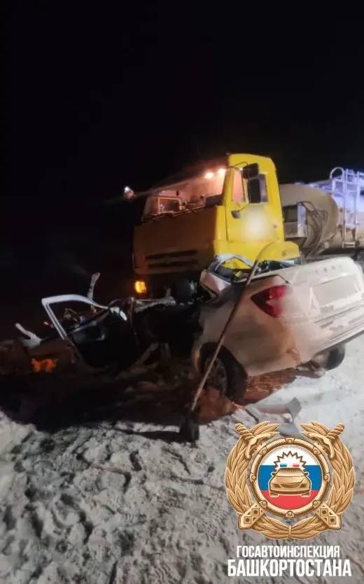 В Белебеевском районе КамАЗ столкнулся с Lada Granta в аварии погибли четыре пассажира легкового автомобиля ДТП случилось на 27 м километре дороги Белебей Аксаково Аксеново Фото начальник ГАИ Башкирии Владимир Севастьянов Подписывайтесь на Ъ Уфа Оставляйте бусты