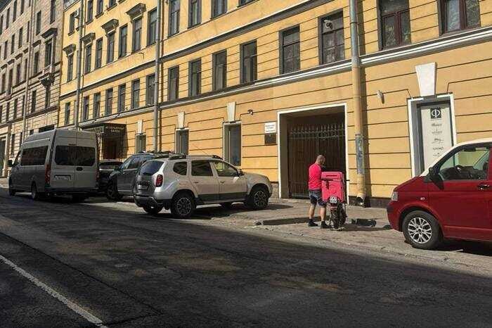 В Петербурге силовики пришли с обыском в ББР Банк. С утра сотрудники Следственного комитета при поддержке бойцов Росгвардии проводят оперативные действия в офисе ББР Банка на улице Харьковской, 3. По информации источников, идет изъятие документов и допрос сотрудников. ББР Банк был зарегистрирован в 1994 году, головной офис находится в Москве, но в Петербурге у него работает несколько отделений, включая отделение на Невском проспекте. Согласно открытым данным, по итогам прошлого года чистая прибыль банка превысила 10 млрд рублей. Причины обыска официально пока не раскрываются. Ранее ББР Банк фигурировал в нескольких разбирательствах, связанных с выводом активов и корпоративными конфликтами, однако на данный момент никаких обвинений не предъявлено. Источник: Тайны Кремля