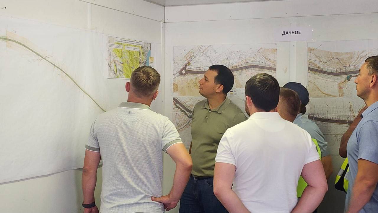 В Республике Крым продолжается строительство значимых для региона объектов   В рамках рабочей поездки в Республику Крым замминистра строительства и ЖКХ РФ Алмаз Хусаинов осмотрел ход строительства дороги Льговское-Грушевка-Судак.  Это новая развязка от трассы «Таврида» через населенные пункты, предназначенная для сокращения пути к курортному городу Судак. Ее общая протяженность составляет порядка 31 км. Объект реализуется в три этапа. Первый этап будет введен в 2026 году, рабочее движение запущено до 1 ноября текущего года.   Замминистра также посетил одну из современных точек притяжения – молодежный туристическо-просветительский кластер «Таврида.Арт» в бухте Капсель в Судаке.   Предусмотрено дальнейшее развитие кластера как ключевой креативной площадки страны, объединяющей деятелей искусства, архитекторов, музыкантов и дизайнеров.   В рамках госпрограммы «Социально-экономическое развитие Республики Крым и г.Севастополя», с учетом ее продления до 2030 года, планируется строительство и благоустройство набережной и пляжных зон, а также жилых корпусов Академии творческих индустрий «Меганом», площадки строительства которых осмотрены в рамках визита.  При участии ППК «Единый заказчик», а также заместителя Председателя Совета министров Республики Крым Ирины Кивико также обсудили потенциал развития кластера и его социально-экономическую значимость для республики.   Реализация проектов способствует развитию креативной индустрии и повышению привлекательности региона как туристического.
