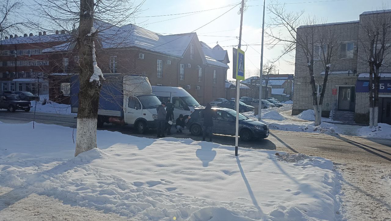 Столкновение автомобилей произошло сегодня днем на улице Ленина в Апшеронске сообщают подписчики Видимо Лада притормозила а Газель ехавшая за ней совершила на нее наезд предполагает автор фото Тормозной путь зимой удлиняется помните об этом Мы в MAX Апшеронский рабочий