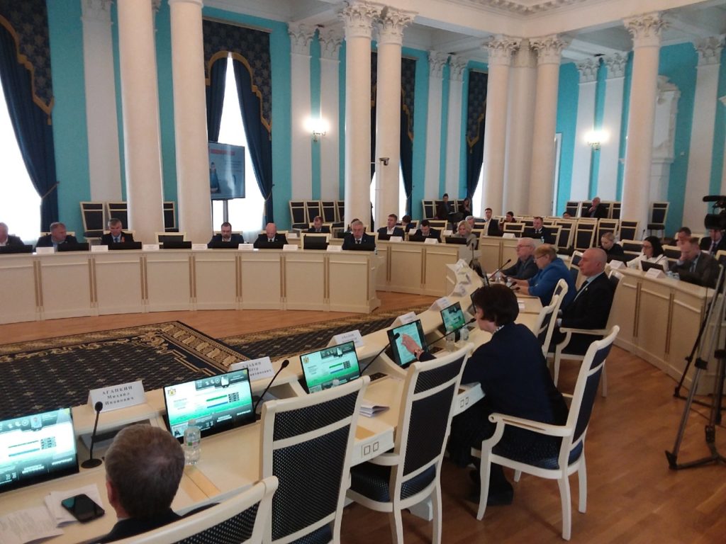 Бизнес-омбудсмен Рязанской области конструктивно взаимодействует с органами государственной власти Сегодня на заседании регионального парламента бы заслушан доклад Уполномоченного по защите прав предпринимателей Рязанской области Михаила Пронина о работе за 2024 год. «По сравнению с 2023 годом в 2024 году в регионе увеличилось количество субъектов малого и среднего предпринимательства на 2%, – отметил в своем докладе М.В.Пронин. – Институт Уполномоченного по защите прав предпринимателей в 2024 году продолжил работу по защите законных прав и интересов бизнеса, готовил позиции в суд в поддержку законных прав бизнеса, выступал с законодательными инициативами, участвовал в оценке регулирующего воздействия отдельных нормативно-правовых актов. Всего за 2024 год было рассмотрено 740 в прошлом году было 639 обращений, в 75,5% 559 случаев законные права и интересы заявителей были восстановлены. Сумма средств, полученных предпринимателями и/или не взысканных с них в результате восстановления нарушенных пр...