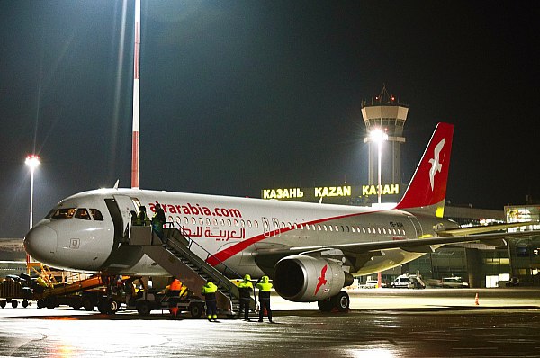 Авиакомпания Air Arabia расширяет географию полетов из Казани  Ближневосточный перевозчик Air Arabia почти вдвое увеличивает частоту вылетов из Казани в Шарджу, откуда пассажиры смогут отправиться не только на Восток, но в Европу и Азию. Об этом сообщает AVIA.RU.  Как отмечают в пресс-службе аэропорта Казани, наиболее популярными направлениями для жителей столицы Республики Татарстар остаются транзитные рейсы в Таиланд – в Бангкок и на Пхукет  Таиланд , в Коломбо  Шри-Ланка , в Куала-Лумпур  Малайзия , а также в Индию – Гоа и Мумбаи.  Сегодня авиакомпания осуществляет вылеты в Шарджу из Казани на ежедневной основе. В рамках зимнего расписания – с конца октября, количество рейсов вырастет до 14 в неделю.  aviaru.net/n276650