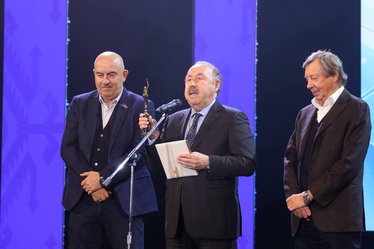 В Дагестан для участия в мероприятиях к 80 летию Гаджи Гаджиева прибыли заслуженные тренеры России Каждый из них рассказал о совместной работе с Гаджи Гаджиевым его профессионализме и личных качествах и конечно озвучил добрые пожелания Валерий Газзаев Хочу пожелать тебе крепкого здоровья и как можно больше побед а твоей семье мира и благополучия Ты настоящий профессионал и патриот своей страны Будь всегда таким же мощным сильным и приятным человеком Счастья тебе и всего наилучшего Станислав Черчесов Как говорят на Кавказе настоящий мужчина должен иметь кабардинского скакуна дагестанский кинжал и жену осетинку Убежден что скакуна у вас нет насчет дагестанкой сабли есть сомнения и жена далеко не осетинка Но вы настоящий мужчина Юрий Семин Мы всегда учились у тебя Президент в футболе тот кто знает профессию от и до И у тебя всё получилось вывести команду из производственного коллектива в премьер лигу В 80 лет всё только начинается Поэтому побольше тебе работы здоровья и удачи Мы тебя любим