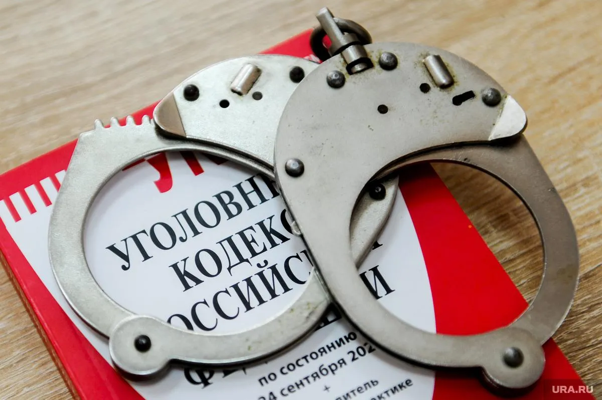 80 летнюю курьершу вымогательницу задержали на Ямале Пенсионерка из Москвы должна была забрать деньги у 71 летнего мужчины Гражданин утверждал что ему звонят мошенники и пытаются похитить его денежные средства которые он должен передать курьеру По стандартной схеме преступники представились сотрудниками спецслужб и банка сообщили в полиции Задержанная пенсионерка и сама стала жертвой мошенников На допросе она призналась что выполняла задание от сотрудников силовых структур Ей грозит до 10 лет лишения свободы Подписаться на URA RU мы в MAКС