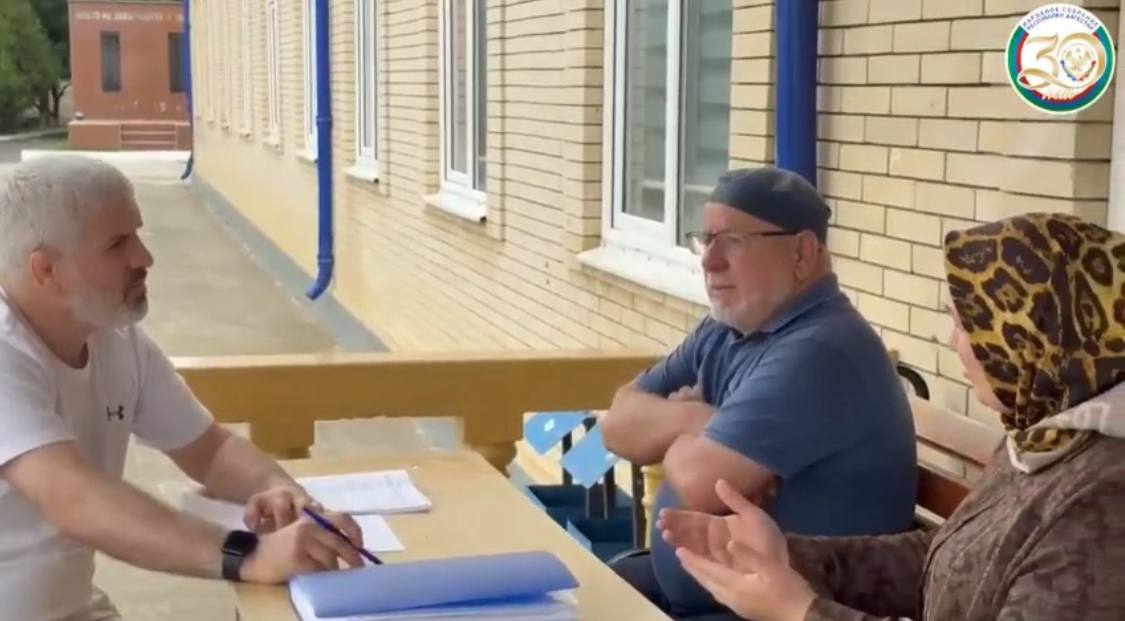 Во исполнение поручения Председателя НС РД Заура Аскендерова депутат НС РД от партии «ЕДИНАЯ РОССИЯ» Алиасхаб Шабанов совместно с заместителем председателя Молодёжного парламента при НС РД Гимбатгаджи Шабановым продолжают с рабочим визитом посещать детские оздоровительные лагеря. В этот раз они посетили пришкольный оздоровительный лагерь дневного пребывания при МКОУ «Гельбахская СОШ» Кизилюртовского района РД. Ознакомились с организацией летнего отдыха детей, условиями их пребывания, содержанием досуговой программы, программы воспитания. Лагерь предусматривает приём 1 смены с предельной наполняемостью в количестве 75 детей. Персонал полностью укомплектован. Имеются прекрасные и в отличном состоянии сооружения для занятий физкультурой и спортом, игровое оборудование, игровые площадки, обеспечена антитеррористическая безопасность и защищённость лагеря. Осмотрели территорию лагеря, посетили столовую, игровые комнаты и спортивные площадки, где пообщались с детьми и воспитателями, которые были очень довольны содержанием программы и продовольственным обеспечением. В лагере отдыхают дети в возрасте от 7 до 14 лет, среди которых 4 детей участников специальной военной операции, 9 детей из неполных семей, 4 детей из многодетных семей. Отрадно, что дети с удовольствием посещают лагерь. «Создание пришкольных лагерей важно для занятости детей, так как позволяет организовать отдых, оздоровление, творческое развитие и образование школьников в каникулярное время, сокращает время пребывания ребёнка без надзора со стороны взрослых, что в числе прочего предотвращает возникновение условий для асоциального поведения детей. Таким образом, создание пришкольных лагерей способствует не только занятости детей, но и их всестороннему развитию», - отметил Алиасхаб Шабанов.