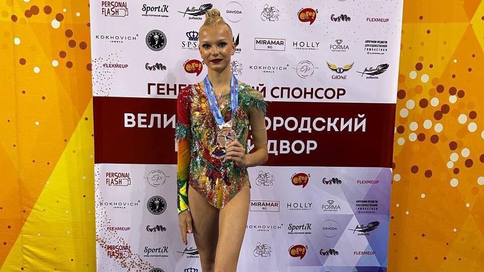 Гимнастка из Новороссийска завоевала бронзу и спецприз Всероссийских соревнований В Великом Новгороде прошли всероссийские соревнования по художественной гимнастике На призы чемпионки мира и Европы заслуженного мастера спорта Александры Семеновой На этих престижных соревнованиях продемонстрировали свое мастерство более 300 спортсменок из 25 регионов страны Новороссийская гимнастка Мария Тюленева из спортшколы Олимпиец вошла в сборную Краснодарского края и завоевала бронзу на этом турнире Помимо этого наша спортсменка также удостоилась специального приза от спонсоров турнира Поздравляем Марию и ее тренера наставника Ирину Садлаеву с таким успехом novorab official
