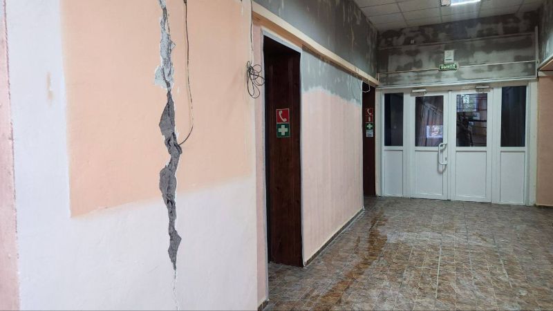 Учебный год в пострадавшем от землетрясения КамГУ стартует в смешанном формате Учебный год в КамГУ им Витуса Беринга стартует в смешанном формате из за необходимости завершения ремонта в здании университета пострадавшего от мощного землетрясения передает агентство КАМЧАТКА ИНФОРМ со ссылкой на сообщение КамГУ Для первого курса студентов очного отделения и отделения СПО торжественное мероприятие 1 сентября и адаптационные мероприятия пройдут на внешних площадках и частично онлайн говорится в сообщении Для студентов остальных курсов занятия будут организованы в онлайн формате а также частично на внешних площадках Смешанный формат будет действовать до 28 сентября Занятия в очном режиме возобновятся с 29 сентября Все подробности можно уточнить в деканате Расписание занятий будет доступно 28 сентября Читать на сайте   kamchatinfo com news society detail 72491