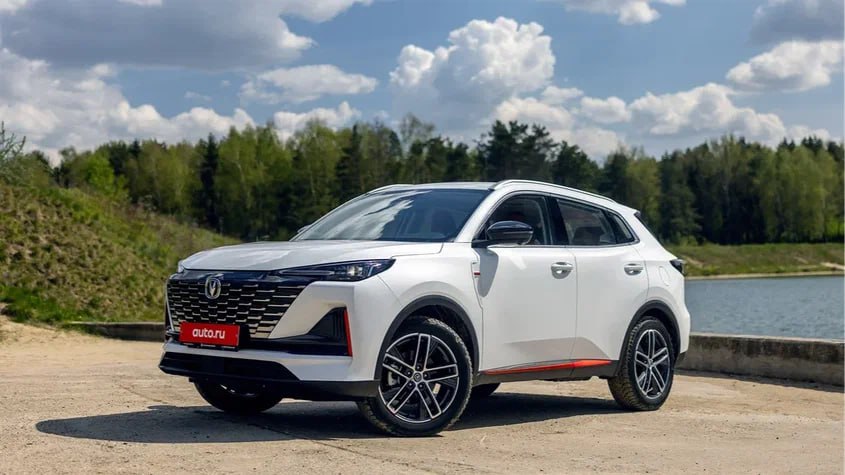 Changan привезёт в Россию полноприводный Uni-S Об этом пишет издание «Китайские автомобили» со ссылкой на заявление представителей бренда, сделанное в кулуарах выставки «Иннопром». Продажи новинки должны стартовать до конца нынешнего года. Changan Uni-S, также известный как CS55 Plus, пока не имеет модификации с полным приводом даже на домашнем рынке. По версии издания, для этого кроссовера могут адаптировать систему на базе муфты BorgWarner от одной из версий модели CS75 Plus. Сейчас Uni-S продаётся в России с полуторалитровым турбомотором на 181 л.с. в сочетании с семиступенчатым «роботом». Стоит кроссовер от 2,9 миллиона рублей.