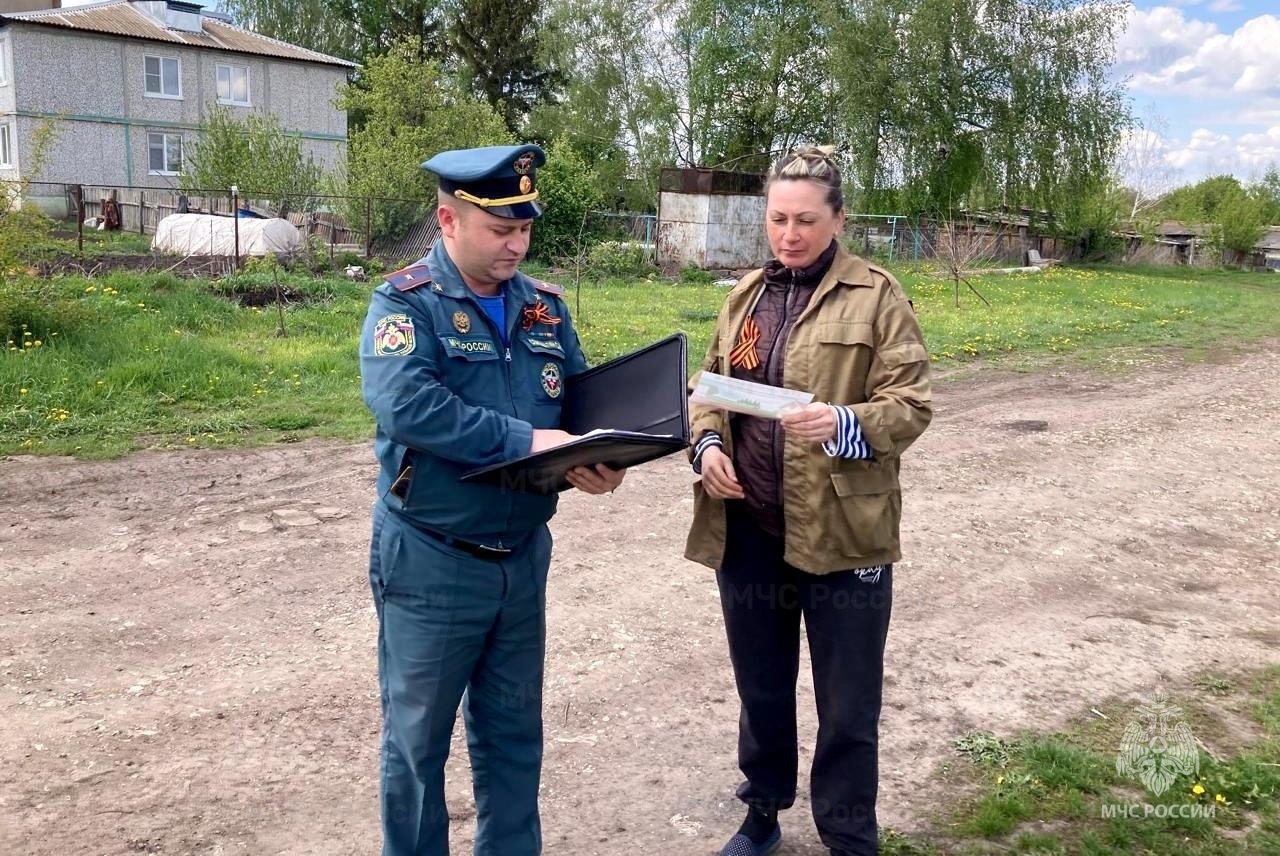 Дачникам, владельцам гаражей и другим жителям Богородицка о безопасности рассказали спасатели Всего за прошедшие 2 недели сотрудники МЧС России провели профилактические беседы более чем с 300 жителями Богородицка и Куркино, в числе которых - владельцы дач и гаражей. На сходах с гражданами инспекторы государственного пожарного надзора напомнили владельцам дач, приусадебных участков и гаражных помещений о том, что поджог травы – это не польза, а преступление против природы, и чаще всего причиной трагедии становится человеческая халатность: поджог сухой травы, брошенная непотушенная сигарета, оставленный без присмотра костер. Полученные знания жители смогли закрепить информационными памятками, в которых прописаны рекомендации по безопасности и номера телефонов вызова экстренных служб. Кроме того, на встречах с сотрудниками МЧС России граждане вспомнили правила безопасности в быту, а также порядок действий на случай возникновения пожара. МЧС Тульской области подписаться
