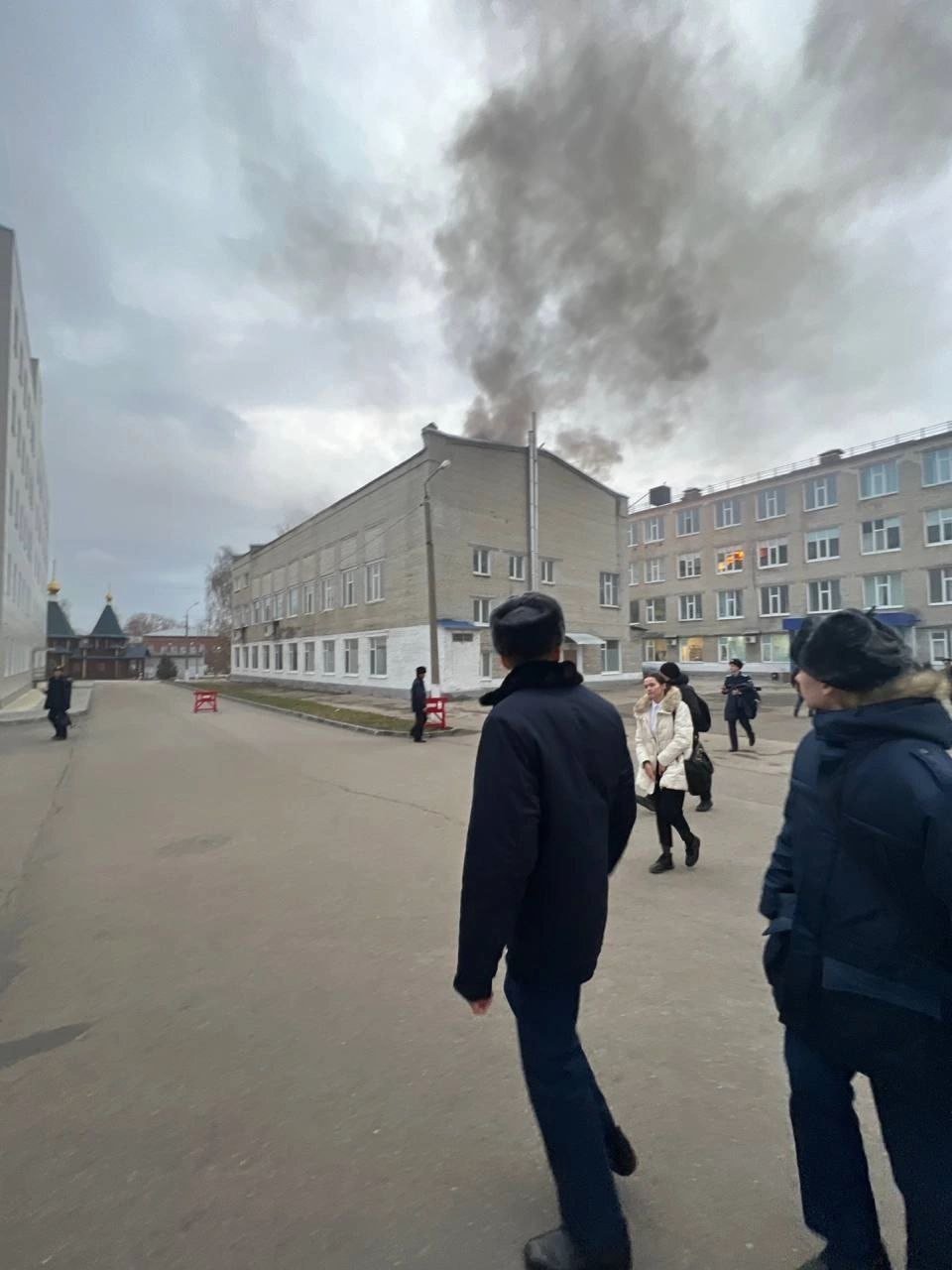 Пожар в летном училище, сообщают в соцсетях очевидцы  Источник