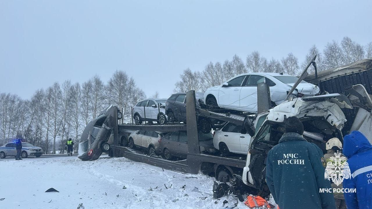 Сегодня в восьмом часу утра на трассе М-5 «Урал» столкнулись несколько грузовых машин «Вольво» и «Скания», а также груженый новыми 8-ю легковыми автомобилями автовоз «Мерседес». 61-летнего водителя «Мерседеса» госпитализировали, водитель «Вольво» — после осмотра медиками отпущен на амбулаторное лечение. Предварительно водитель «Вольво», потерял управление и выехал на встречную полосу движения. На обочине он столкнулся с «Мерседес» и касательно задел другой грузовик – МЧС