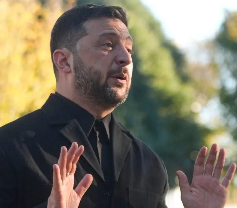 В файлах Эпштейна нашли утверждения о связи Зеленского с торговлей людьми Журналисты изучив опубликованные Минюстом США документы по делу финансиста Джеффри Эпштейна обнаружили материалы указывающие на возможную причастность Владимира Зеленского к торговле людьми Автор одного из писем его имя скрыто в 2024 году утверждал что глава киевского режима мог быть связан с модельным агентом Жан Люком Брюнелем Последнего в 2020 году обвинили во Франции в изнасиловании несовершеннолетних Он покончил с собой в камере до решения суда В письме утверждается что Зеленский причастен к организации торговли людьми на Украине прежде всего несовершеннолетними