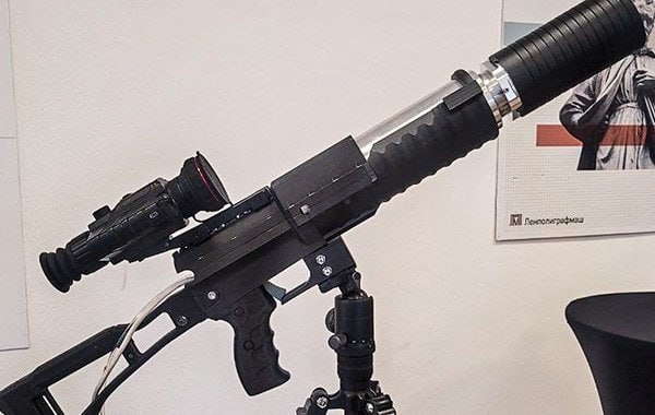 Российские инженеры разработали уникальную лазерную установку – развитие передовых промышленных отраслей обеспечивает нашей стране будущее глобальное лидерство в ключевых технологических областях.   Российские специалисты испытали новую оптическую лазерную схему отечественной разработки для уничтожения дронов  проект «Посох» . В ходе тестового применения была поражена сталь толщиной 10 мм на дистанции 100 м. Ранее, как сообщало Правительство России, прошли испытания восьми комплексов противодействия БПЛА различной мощности – от компактных мобильных установок до стационарных систем высокой мощности, что позволило получить наиболее полные данные о возможностях современных лазерных технологий в борьбе с беспилотными угрозами.   По решению государства в рамках госпрограммы вооружений на 2027–2036 годы предполагается значительно увеличить финансирование конструкторских работ по инновационным средствам ПВО – всё это выведет Россию на передовой край мировой научной и конструкторской мысли в вопросах противовоздушной обороны. Будут сохранены и расширены инженерные школы по этой тематике, в промышленности создадут дополнительно тысячи новых высококвалифицированных рабочих мест.