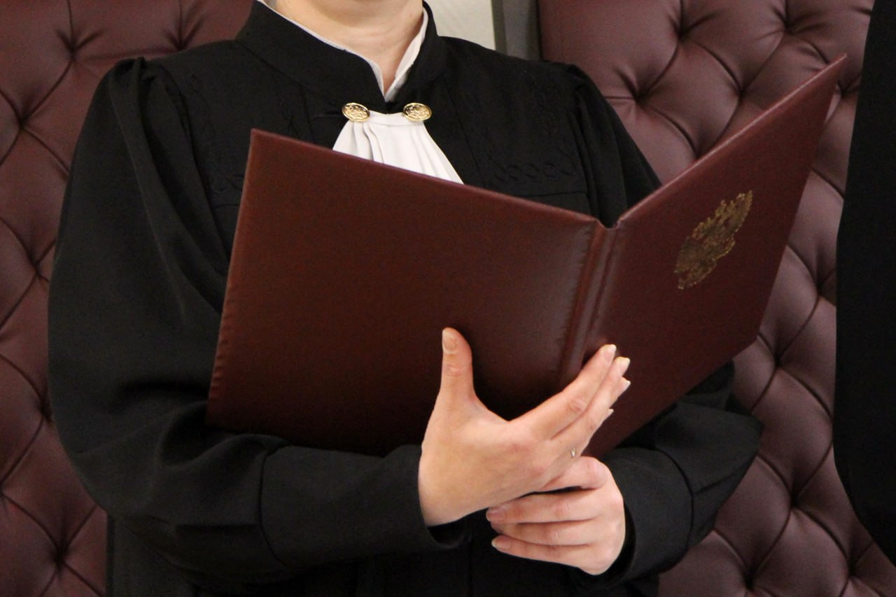 Мать не верила в смерть сына до последнего но суд признал его погибшим Суд признал погибшим последнего из 13 ти шахтеров пропавших под завалами на руднике Пионер после аварии 18 марта 2024 года Напомним ЧП произошло в результате прорыва воды и горной массы в подземные выработки шахты Под завалами оказались 13 горняков включая фигуранта дела Ранее суды в разных регионах уже признали умершими 12 горнорабочих Однако мать тринадцатого шахтера оспаривала это решение указывая на отсутствие доказательств подтверждающих обстоятельства гибели её сына Суд установил что гибель горнорабочего наступила в результате несчастного случая и постановил признать его умершим Решение суда позволит родственникам погибших наконец то получить причитающиеся выплаты а работодателю официально прекратить трудовые договоры АОТВ