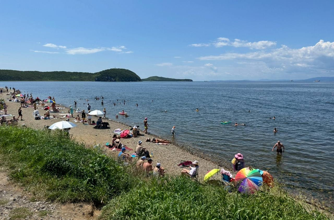В Приморье аномально теплая морская вода — сейчас в Амурском заливе +25! В июне 2025 года экстремальные значения температуры воды превысили показатели июня 2024 года на 5-7°С! Среднемесячная температура воды оказалась выше многолетней нормы на 4°С. Тенденция к аномальному потеплению сохраняется и в начале июля. В первой декаде месяца экстремальные значения температуры воды превышают многолетние данные на 5-6°С. По данным на 4 июля температура воды в Амурском заливе составляет +25°С, в заливе Посьета — +26°С, в бухте Находка — +17°С. Будем надеяться что в этом году обойдется без цветения водорослей с эффектом капучино. Подписаться