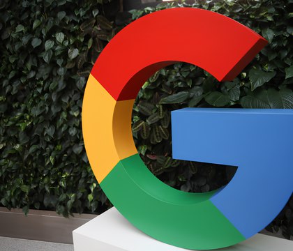 Alphabet Google купит Intersect Power за 4 75 млрд для решения проблем с перегрузками энергосети Материнская компания Google Alphabet согласилась приобрести Intersect Power Эта фирма специализируется на инфраструктуре питания для ЦОД и решениях в области возобновляемой энергетики Сумма сделки составит 4 75 миллиарда долларов также Alphabet примет на себя долги Intersect Power