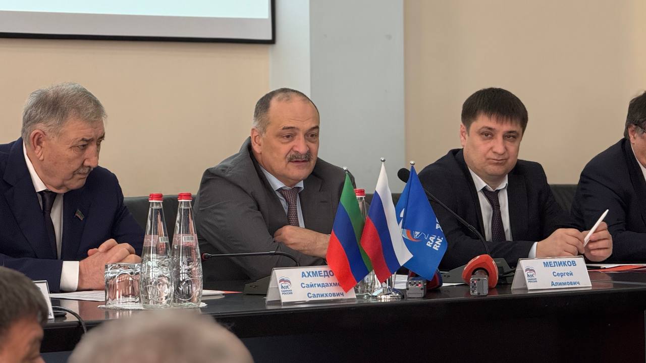 Мы усилено готовились к Единому дню голосования Сергей Меликов Секретарь регионального отделения партии Единая Россия руководитель республики Сергей Меликов в приветственном слове отметил высокий уровень организации В Дагестане достаточно массовые выборы в текущем году Они проходили на 1412 избирательных участках Проголосовало более 74 избирателей лидер явки столица республики Махачкала на участки пришли 75 отметил он Глава региона также напомнил что по итогам голосования наибольшую поддержку избирателей и число депутатских мандатов в республике получила Единая Россия более 72 Фото РИА Дагестан Амена Магомедова