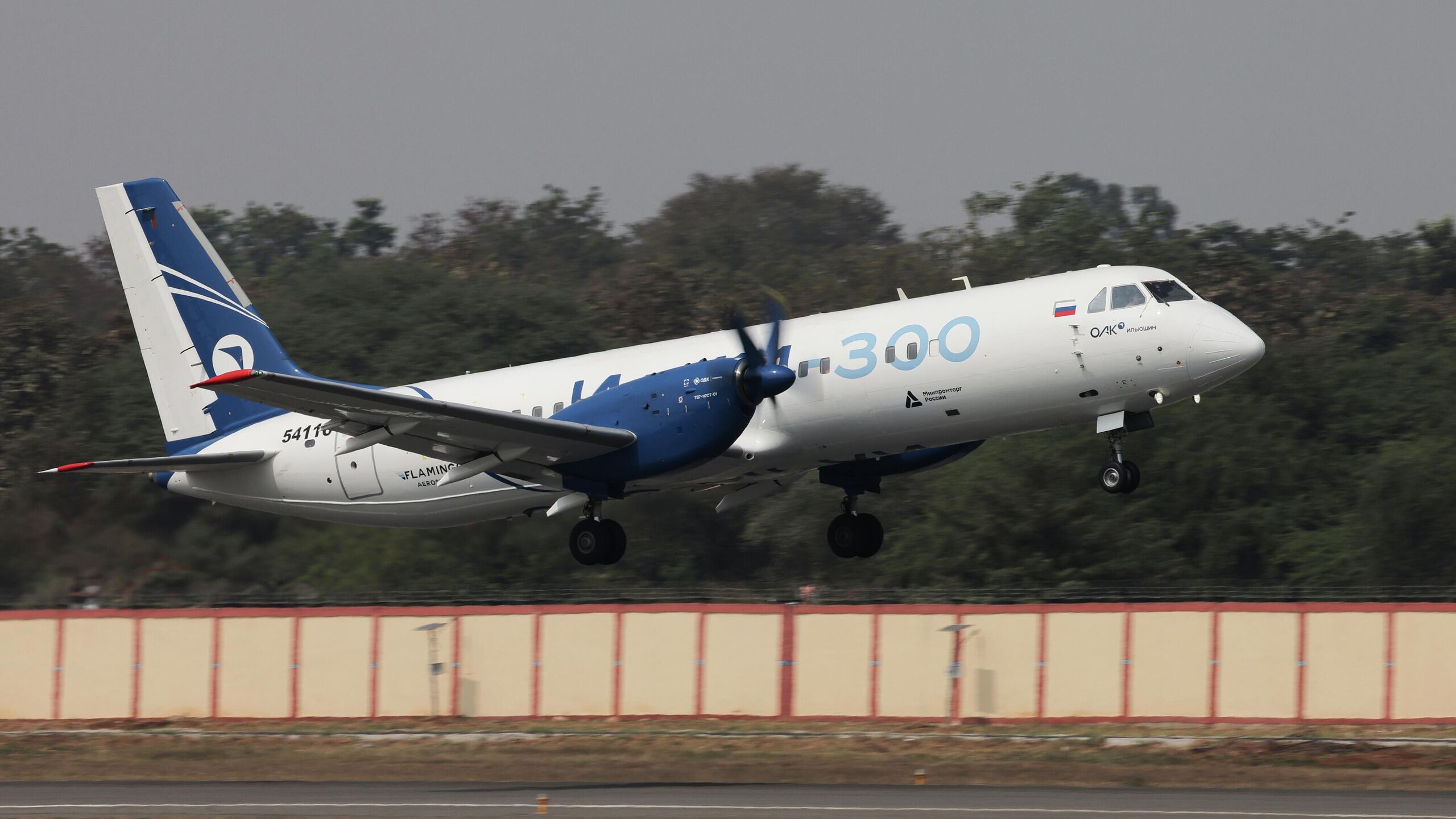 Сертификация пассажирского самолета Ил 114 300 ожидается в ближайшие месяцы сообщил журналистам глава Минпромторга РФ Антон Алиханов Вы хорошо знаете мы Ту 214 сертифицировали в прошлом году Ил 114 наверное будет следующей машиной в ближайшие месяцы Как мы надеемся Росавиация и сертификационные центры выдадут сертификат И потом конечно будет следовать еще целый ряд расширений возможностей для этих самолетов потому что не все сразу технические возможности проходят сертификацию Это такой длительный процесс сказал министр в кулуарах выставки Иннопром Саудовская Аравия Алиханов отметил что дальше в очереди на сертификацию пассажирский импортозамещенный самолет Superjet Сертификация МС 21 такое ожидается до конца 2026 года Ранее вице премьер РФ Виталий Савельев сообщал что первые контракты с авиакомпаниями по поставке региональных пассажирских самолетов Ил 114 300 ожидаются к концу февраля текущего года 23 февраля