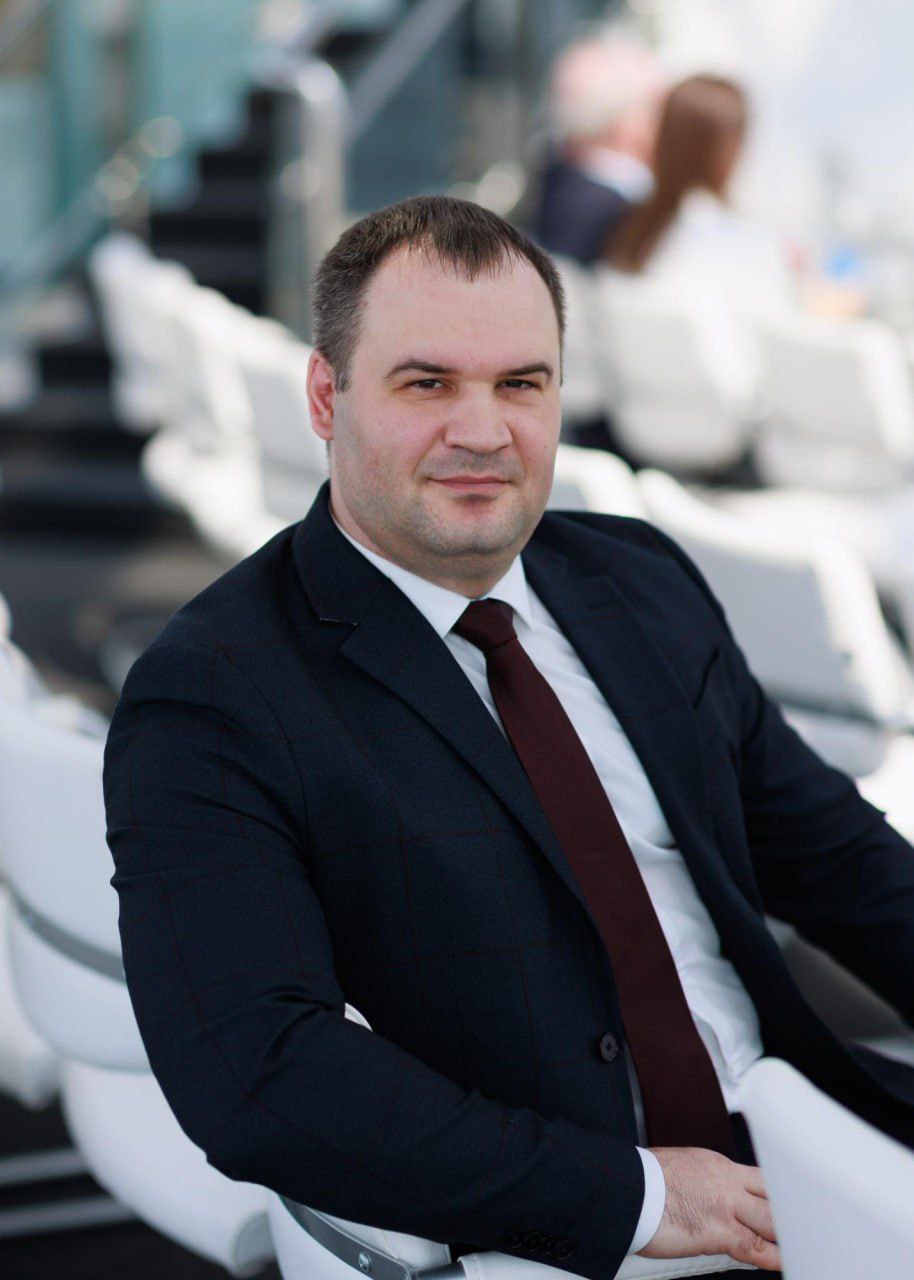 Проректор КрасГМУ Михаил Кулешко задержан по подозрению в мошенничестве. СК сообщает, что в течение двух лет Кулешко вместе со своей коллегой Ириной Соловьевой похищали стимулирующие выплаты, предназначенные для работников вуза. Так, Соловьева давала указания о начислении премий своим подчинённым и собирала необходимые документы, а Кулешко утверждал выплаты. После деньги просили вернуть «на нужды университета». Кулешко задержан, в его квартире и по месту работы проведены обыски. Уголовное дело в его отношении возбуждено по материалам краевого УФСБ. Ирину Соловьёву задержали в начале апреля. Подписаться Прислать новость