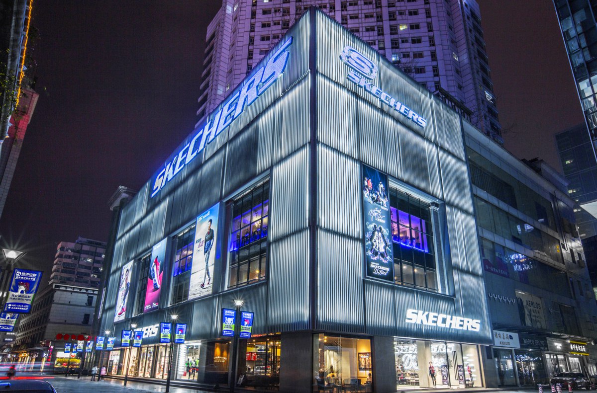 Инвестфонд 3G Capital выкупит американский бренд спортивной обуви и одежды Skechers. Сумма сделки оценивается в $9,4 млрд. Компания, чьи акции на фоне новости выросли почти на 25%, снова станет частной vc.ru/retail/1967114