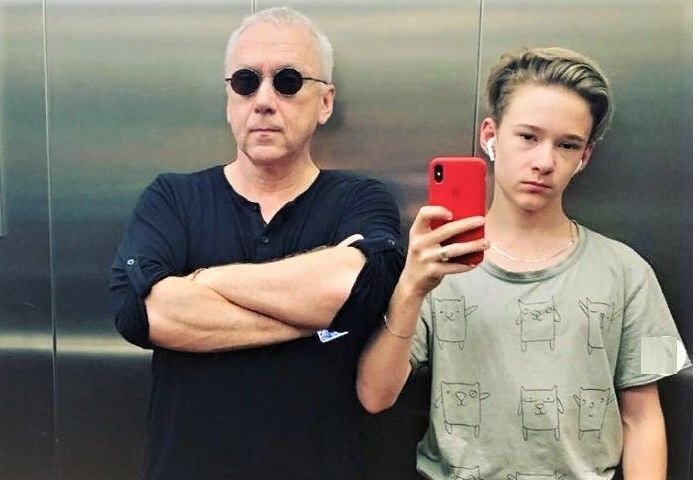 Сына доктора Купитмана из «Интернов», актёра Вадима Демчога, отправили в колонию за дропперство. 20-летний Вильям Демчог признан виновным в групповом мошенничестве – он был одним из тех, кто обналичивал краденные деньги. Обманутые пенсионеры переводили кэш ему на карту, а он уже передавал большую часть суммы подельникам. Всего группа навыманивала почти 2 миллиона рублей. Вильям Демчог попался в прошлом году. Сегодня получил приговор – 2 года общего режима. Немного подфартило, что обошлось без гражданского иска – пострадавший отказался от требований.