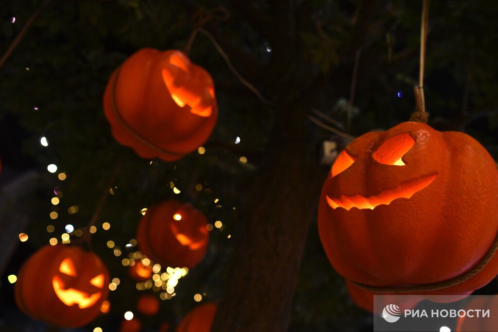 Юрист рассказал за какие атрибуты к Хэллоуину грозят штраф и даже арест до 15 суток При использовании нарядов и другой атрибутики к Хэллоуину лучше избегать символики которую можно ассоциировать с сатанизмом например пентаграмм сообщил РИА Новости адвокат Олег Зернов За подобное правонарушение предусмотрено наказание как в виде штрафа до 2 тысяч рублей так и административный арест на срок до 15 суток Тыквы летучие мыши это не символы сатанизма но лучше ограничиться празднованием Дня народного единства и провести большие выходные с близкими а не в отделе полиции международное движение сатанизма признано в России экстремистским и запрещено Подписаться на РИА Новости