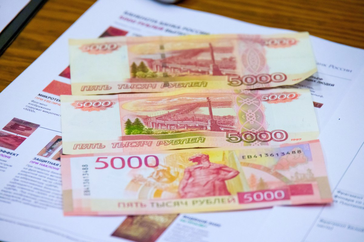 Кредитный рейтинг челябинцев вырос до 733 баллов В июне средний кредитный рейтинг жителей Челябинска составил 733 балла, сообщает Объединённое Кредитное Бюро. Это выше общероссийского показателя, который остался на уровне 709 баллов. В Челябинской области среднее значение составило 691 балл. За год оно почти не изменилось. В список регионов с наиболее высокими рейтингами вошли Москва 775 , Санкт-Петербург 771 , Чувашия 765 и Удмуртия 751 .