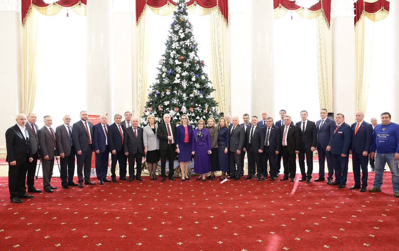 Парламентарии присоединились к акции Ёлка желаний Депутаты законодательного органа республики во главе с Председателем Парламента Кабардино Балкарии Татьяной Егоровой присоединились к Всероссийской благотворительной акции Ёлка желаний Каждый депутат снял с установленного в Доме Правительства КБР праздничного дерева открытку с новогодними желаниями ребят Подробнее здесь