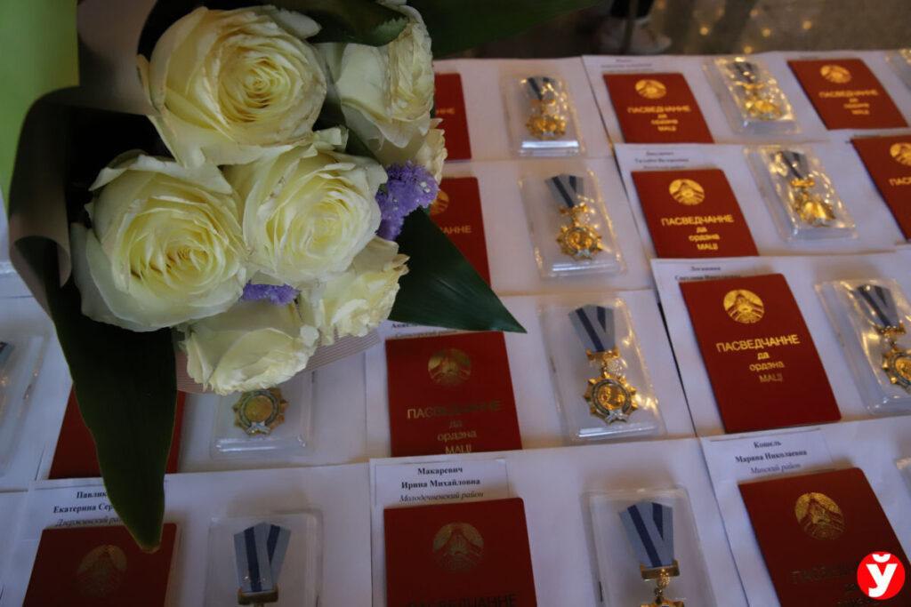 27 жительниц Минской области награждены Орденом Матери  Указ подписал Президент.   Высокой госнаграды удостоены представительницы сферы образования, медицины, торговли, сельского хозяйства, связи.  #Лукашенко    Подпишись — Минская правда MLYN.by