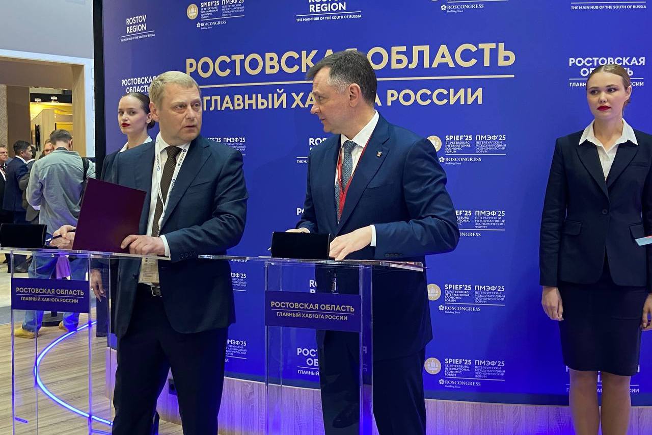 Власти Дона сообщили о создании в Волгодонске и Азове новых промышленных производств Документ подписали врио губернатора Ростовской области Юрий Слюсарь и руководитель машиностроительного подразделения «Росатома» Игорь Котов. Договоренность предполагает совместную работу сторон над формированием оптимальных экономических, правовых и организационных условий для начала выпуска на заводе «Атоммаш» в Волгодонске новой линии по производству генераторов для атомных и теплоэлектростанций. «В Волгодонске на «Атоммаше» накоплены достаточные компетенции для производства турбин и генераторов для АЭС и паровых турбин для тепловых станций. Для города атомщиков наше соглашение означает возможность заметных капвложений в развитие производственной базы. Но, что еще более важно, благодаря этому планируется создать порядка 400 новых рабочих мест. Реализация проекта также послужит укреплению налогового потенциала Волгодонска и всего региона», – подчеркнул Юрий Слюсарь. Южная служба новостей
