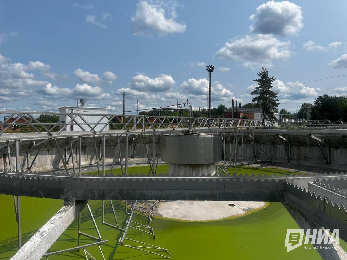 Росприроднадзор внепланово проверяет Нижегородскую станцию аэрации из-за вони  Основанием стало требование Волжской межрегиональной природоохранной прокуратуры, в которую поступила информация о выявлении факта нарушения законодательства об охране атмосферного воздуха.   «Речь о выбросах в атмосферный воздух с превышением предельно допустимых концентраций загрязняющих веществ по показателю сероводород, что создает угрозу причинения вреда жизни и здоровью граждан», — уточнили в надзорном ведомстве.   К проверке привлечены специалисты лаборатории ФГБУ «ЦЛАТИ по ПФО», совместно с которыми планируется провести осмотр тернритории и отобрать пробы компонентов окружающей среды.  Фото: Полина Зубова