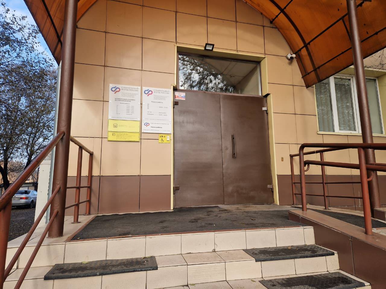 Проблема родом из прошлого прокуратура помогла жителю Минусинска получить досрочную страховую пенсию по старости 60 летний житель Минусинска подойдя к пенсионному рубежу столкнулся с преградой Он обратился за досрочной страховой пенсией по старости но получил отказ от регионального отделения Фонда пенсионного страхования Сотрудники ведомства сослались на недостаток стажа и отсутствие официальных данных о его работе Проблема оказалась родом из прошлого целых 16 лет трудовой биографии с 1995 по 2012 г мужчина проработал в Казахстане и именно эти годы выпали из его пенсионного дела Прокурорская проверка показала что отказ пенсионного фонда был необоснованным Весь стаж был скрупулезно записан в трудовой книжке и подтвержден архивными документами Более того между странами СНГ еще с 1992 г действует соглашение которое гарантирует что трудовой стаж приобретенный в любой из стран участниц должен засчитываться при назначении пенсии По иску прокурора суд обязал ведомство устранить нарушение и назначить пенсию с той самой даты когда гражданин за ней первоначально обратился После вмешательства надзорного органа мужчина получил свою досрочную пенсию причем с полноценным перерасчетом за весь прошедший год Сайт Тelegram ВК