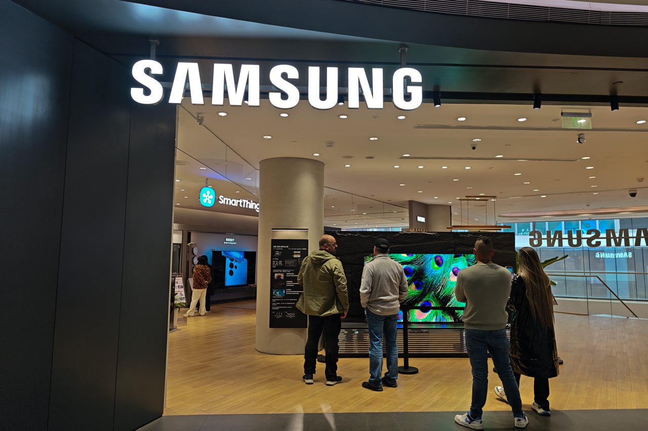 Наибольшим доверием и любовью у жителей российских городов пользуются производители товаров повседневного спроса цифровые и технологические компании а также розничные сети и производители автомобилей следует из пилотного исследования аналитического центра НАФИ подготовленного при поддержке Ассоциации коммуникационных агентств России АКАР В топ 5 списка Samsung Яндекс Сбер Ozon Adidas Подготовленная экспертами НАФИ карта доверия российских потребителей включает 50 брендов Самым крупным кластером в ней стали производители товаров повседневного спроса На них приходится 36 списка всего участники опроса назвали 18 брендов из этой категории Фото Cfoto Keystone Press Agency Global Look Press РБК в Telegram и MAX