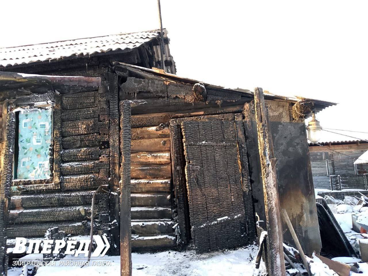 Семья с детьми после пожара вынуждена жить в тепляке с курами   С призывом о помощи к неравнодушным жителям Бурятии обратилась редакция газеты «Вперёд».  2 февраля в доме по улице Школьная в Онохое, из-за короткого замыкания произошёл пожар. Семья с двумя детьми осталась без крова.   — Мы намылись в бане, легли спать, уснули, тут ребятишки начали кричать «Дым, дым!». Мы вскочили - окно уже полыхало. Похватали документы и выбежали, в чем были, — делится воспоминаниями мама Юлия Алмазова.   В их доме полностью сгорела крыша, залиты водой кухня, кладовка. Сейчас семья вынуждена ютиться в недостроенном тепляке, вместе с курицами.   Семья Алмазовых очень надеется на помощь неравнодушных людей    Деньги можно перевести на банк по номеру телефона 89969362026, Тинькофф. Получатель: Анатолий Леонидович Алмазов.   Также семье можно помочь стройматериалами, одеждой для детей  2-3 класс, мальчики  и прочим.