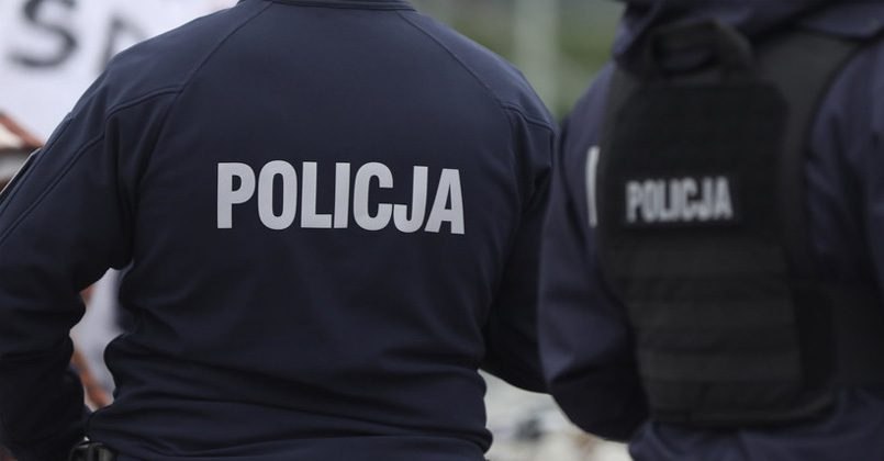Прокуратура Польши направила в суд обвинительное заключение против супругов из России Игоря и Ирины Р которых подозревают в сотрудничестве с российской разведкой По данным прокуратуры супруги якобы передавали российским спецслужбам сведения о представителях российской оппозиции проживающих на территории Польши Кроме того следствие полагает что Игорь Р мог быть причастен к подготовке посылки с взрывчатым веществом и детонаторами Обвинительное заключение направлено в Окружной суд города Сосновец Подробности расследования и позиция обвиняемых не раскрываются